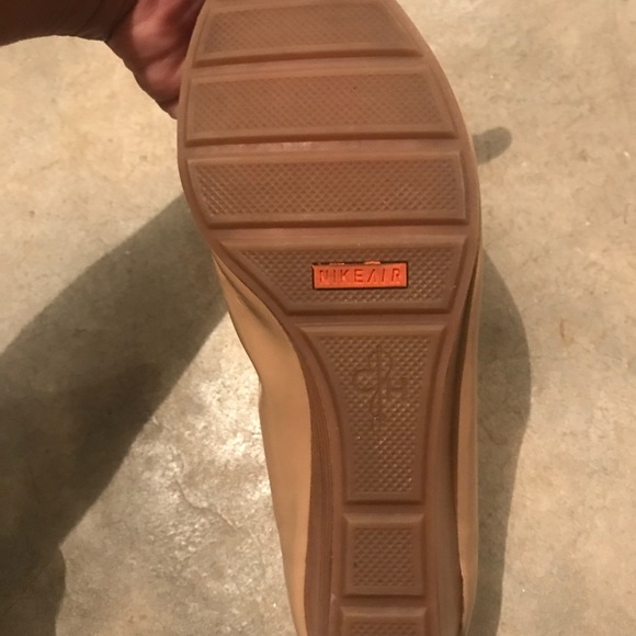 Cole Haan Beige Open Toe Shoes
Nike Air Technology - Picture 3 of 3